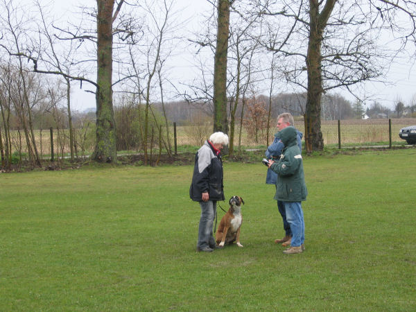 Irene Feitz mit Sajana v. Schlunerberg bei der Abmeldung
