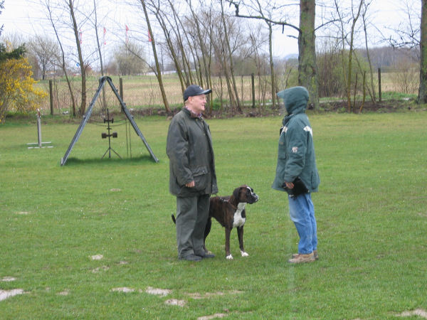 Friedel Schmitz mit Tracey v. Bockreiter bei der Anmeldung zur BH-Prüfung