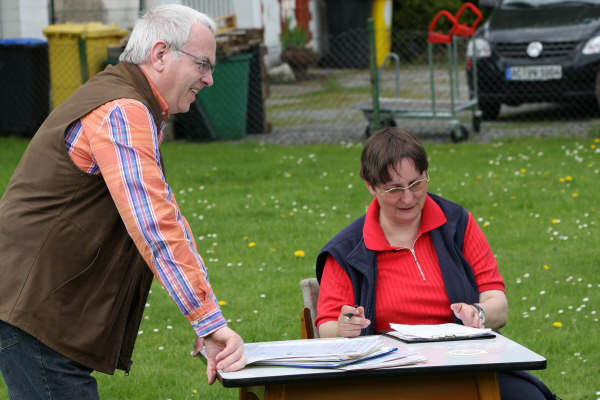 Pr&uuml;fungsleiter W.J. S&ouml;ndgen und K&ouml;rmeisterin Beate Spelsberg